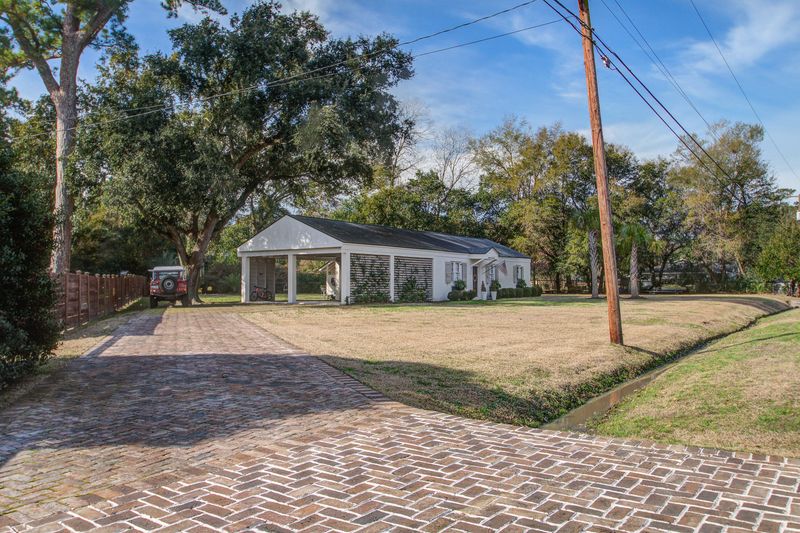 1435 N Edgewater Dr, Charleston, SC 29407