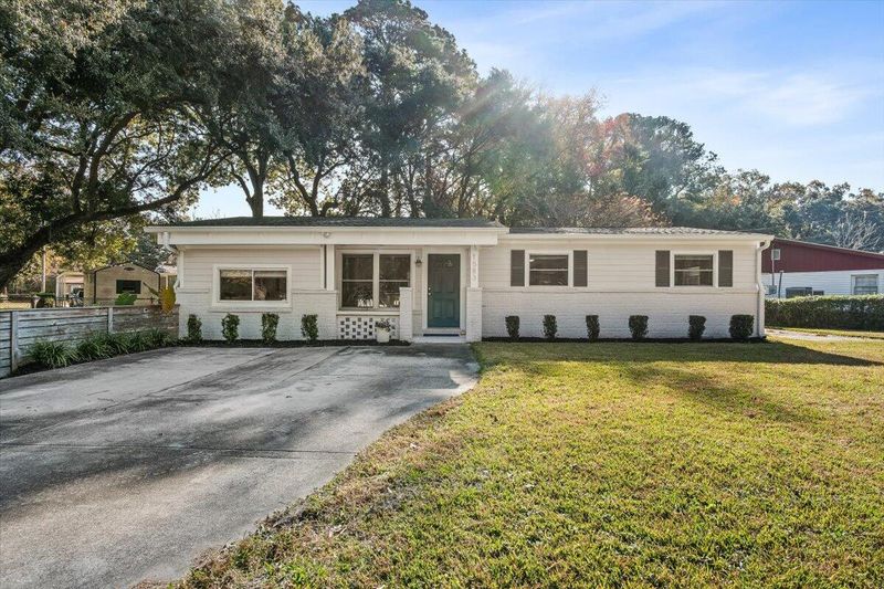 1583 W Robinhood Dr, Charleston, SC 29407