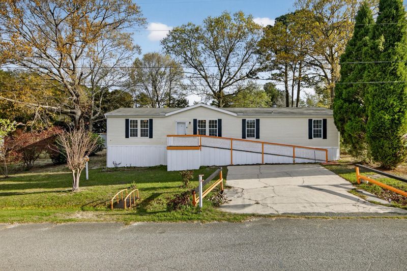 106 Minnie Ct, Moncks Corner, SC 29461