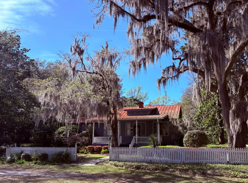 102 S Palmetto St, Summerville, SC 29483