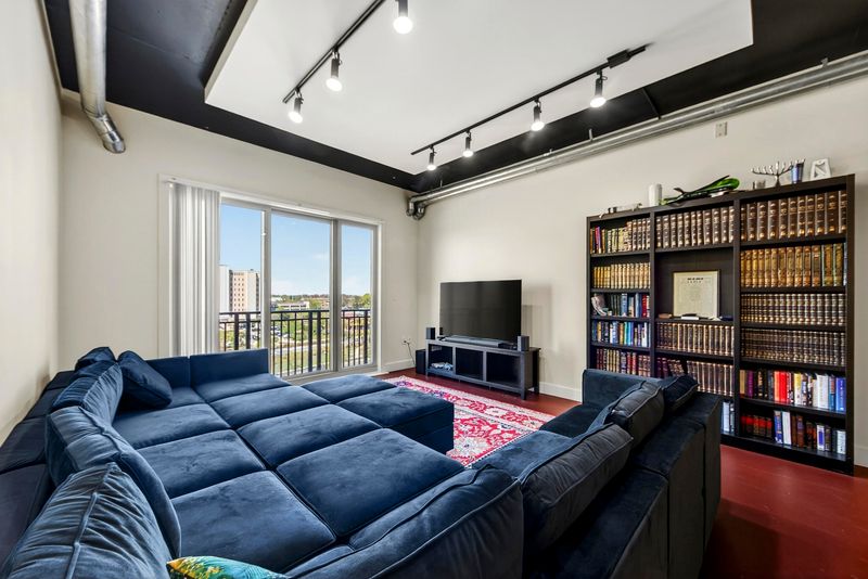 150 Bee St #Apt 713, Charleston, SC 29401