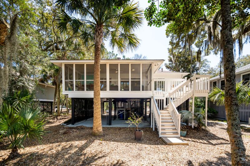 16 Twin Oaks Ln, Isle Of Palms, SC 29451