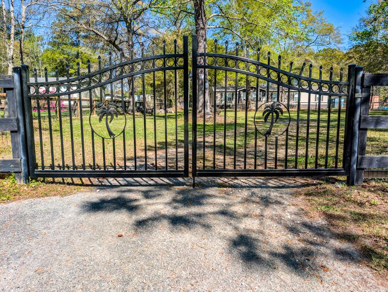 809 Coral Acres Dr, Moncks Corner, SC 29461