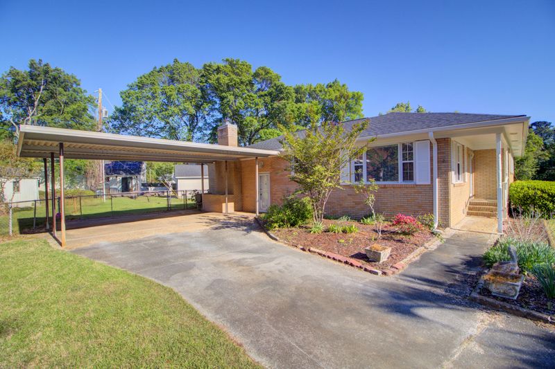 1084 Honeysuckle Ln, Charleston, SC 29412