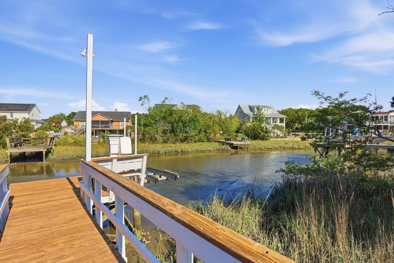 1682 Old Military Rd, Charleston, SC 29412