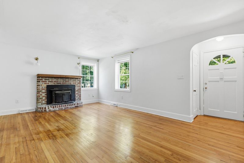 27 Oak Forest Dr, Charleston, SC 29407
