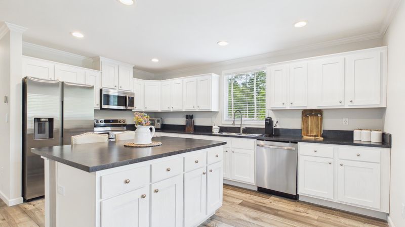 208 General Moultrie Dr, Bonneau, SC 29431