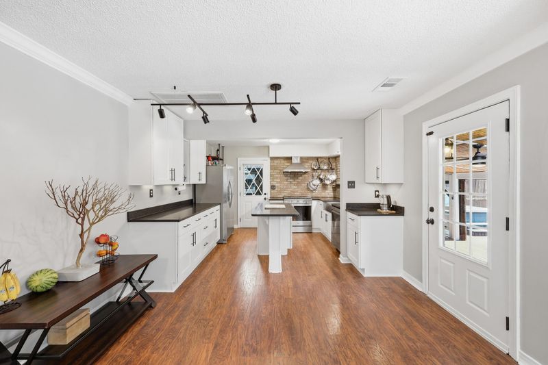 1215 Wimbee Dr, Charleston, SC 29407