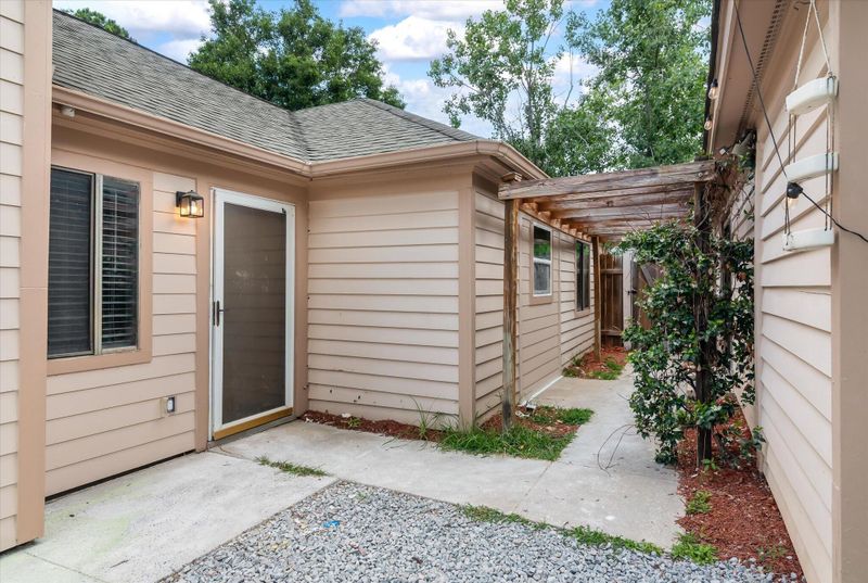 8687 Elsinore Ct, North Charleston, SC 29406