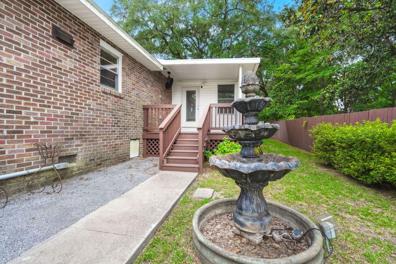 1022 Riverview Dr, Hanahan, SC 29410