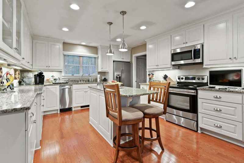 302 Summerset Ln, Summerville, SC 29483