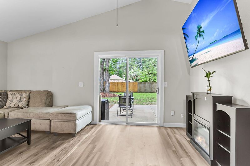 1242 Maryland Dr, Ladson, SC 29456