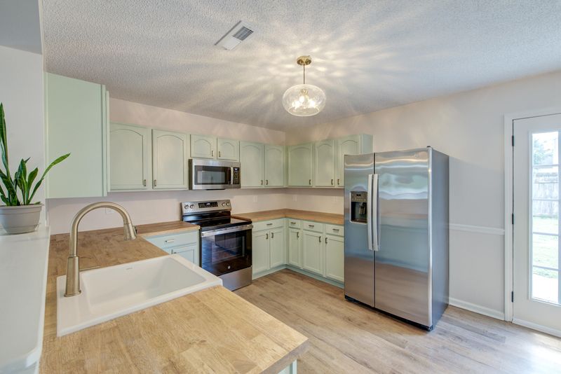 5095 Thornton Dr, Summerville, SC 29485