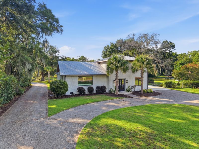 678 Edmonds Dr, Charleston, SC 29412
