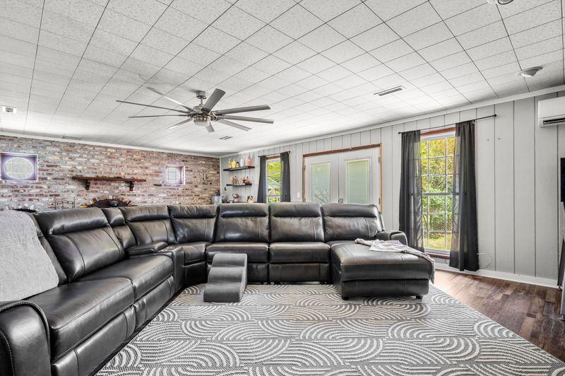 1352 Honeysuckle Ln, Charleston, SC 29412