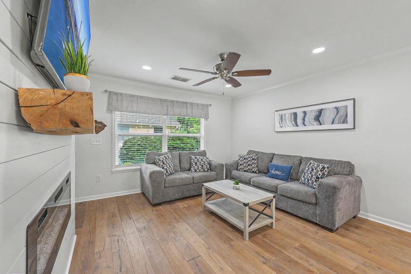 341 W Coleman Blvd #E, Mount Pleasant, SC 29464