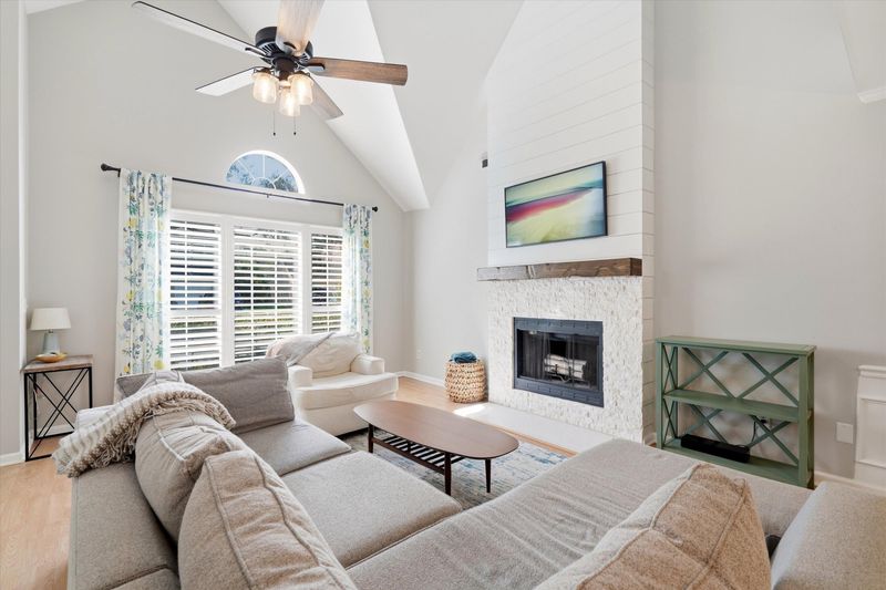 1323 Center Lake Dr, Mount Pleasant, SC 29464