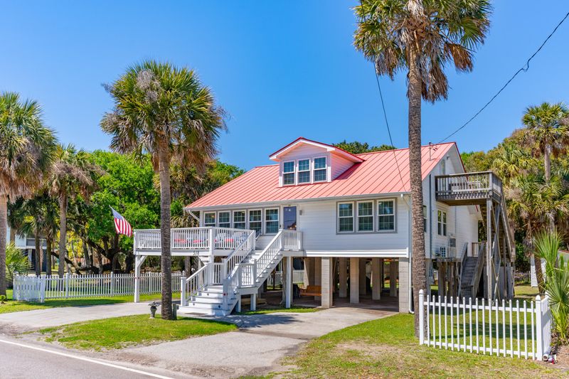 518 W Ashley Ave, Folly Beach, SC 29439