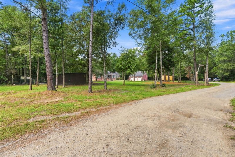 725 Yellow Brick Rd, Bonneau, SC 29431