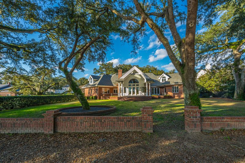 235 Country Club Ln, Charleston, SC 29412
