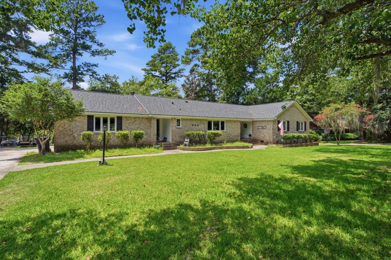 208 Shaftesbury Ln, Summerville, SC 29485