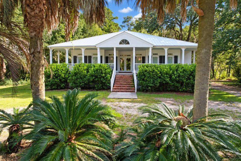 906 Pinckney St, Mcclellanville, SC 29458