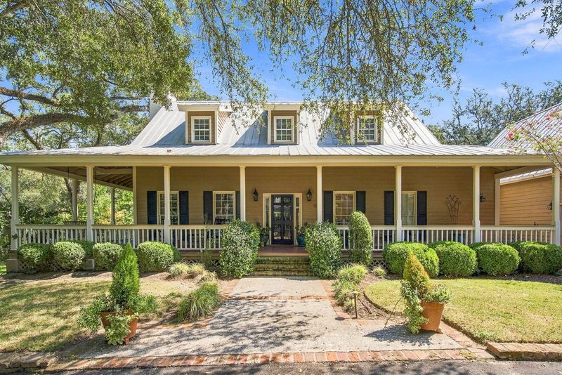 143 Live Oak Dr, Mount Pleasant, SC 29464