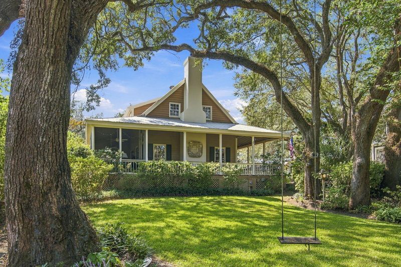 143 Live Oak Dr, Mount Pleasant, SC 29464