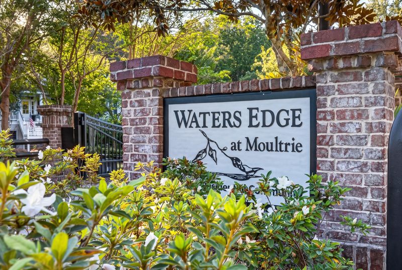102 Waters Edge Ln, Moncks Corner, SC 29461