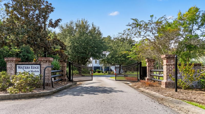 102 Waters Edge Ln, Moncks Corner, SC 29461