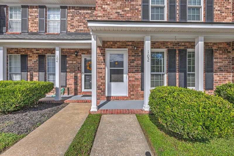 102 Sandlewood Dr, Summerville, SC 29483
