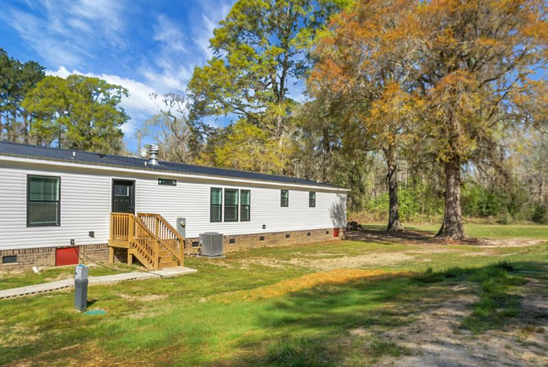 274 Rae Ln, Bonneau, SC 29431