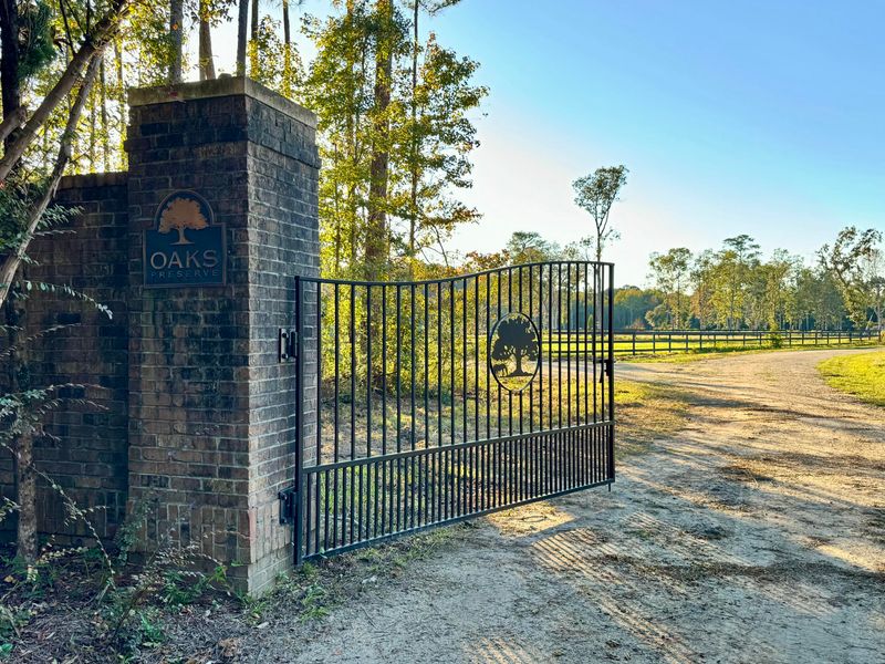 000 Morrison Canal Dr, Mcclellanville, SC 29458