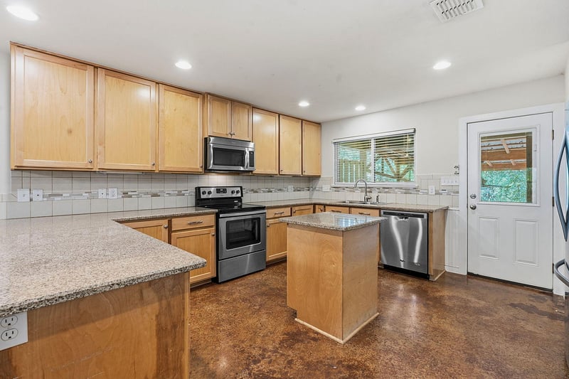 1105 Delmar ST, San Marcos, TX 78666