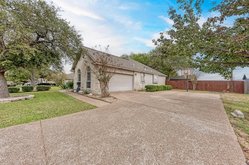 1610 Meadow LN, Lockhart, TX 78644