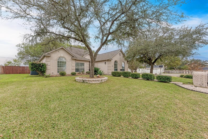 1610 Meadow LN, Lockhart, TX 78644