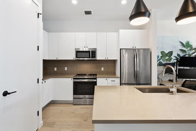 800 Embassy DR #413, Austin, TX 78702
