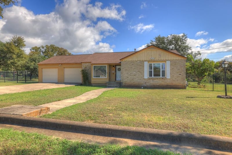 800 N Bishop ST, San Marcos, TX 78666