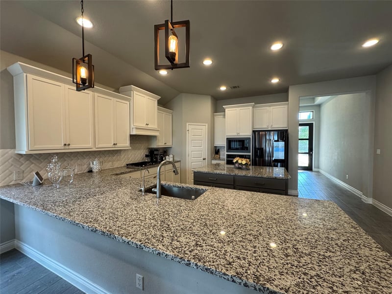 2004 Stirling ST, Leander, TX 78641