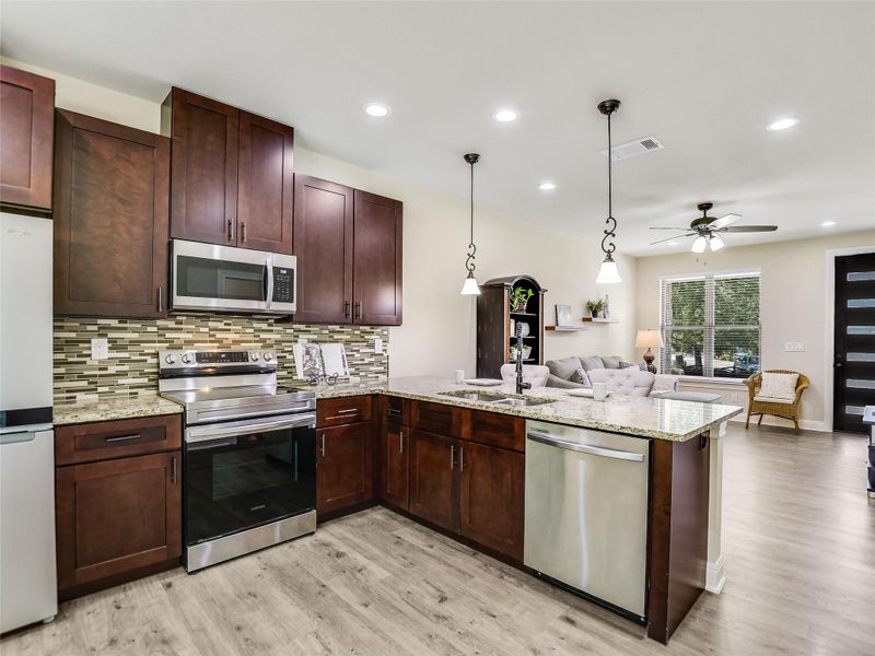 18803 Hogan CIR #16, Point Venture, TX 78645