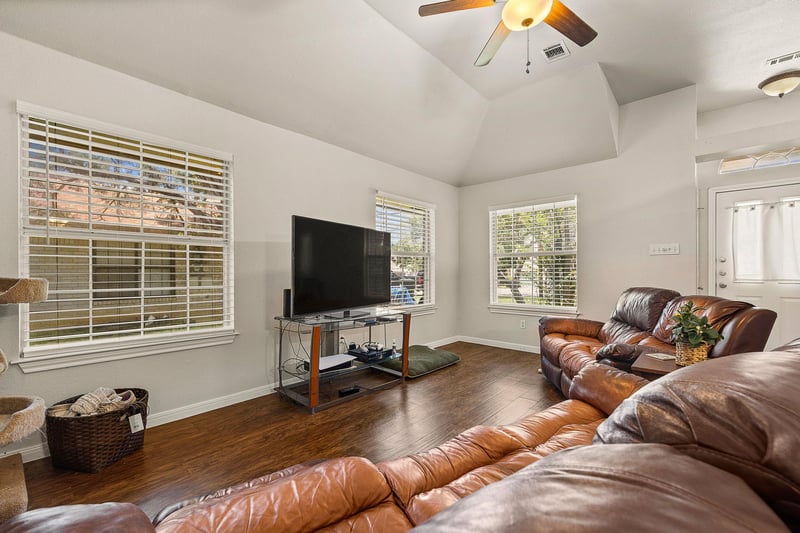 2910 Whisper Oaks LN, Georgetown, TX 78628