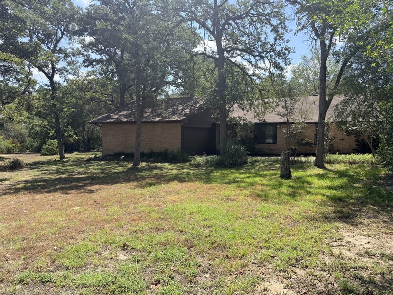 109 Pine Cone LN, Elgin, TX 78621