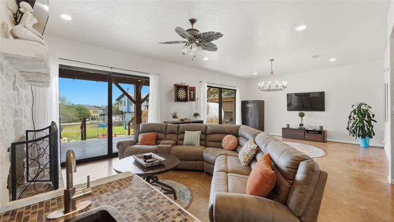 628 Country LN, Canyon Lake, TX 78133