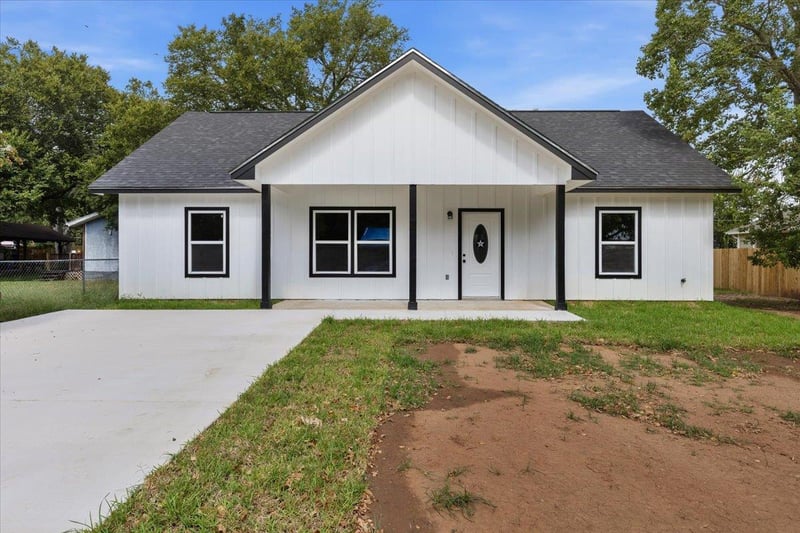 304 Lee ST, Smithville, TX 78957