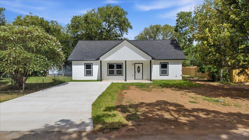 304 Lee ST, Smithville, TX 78957