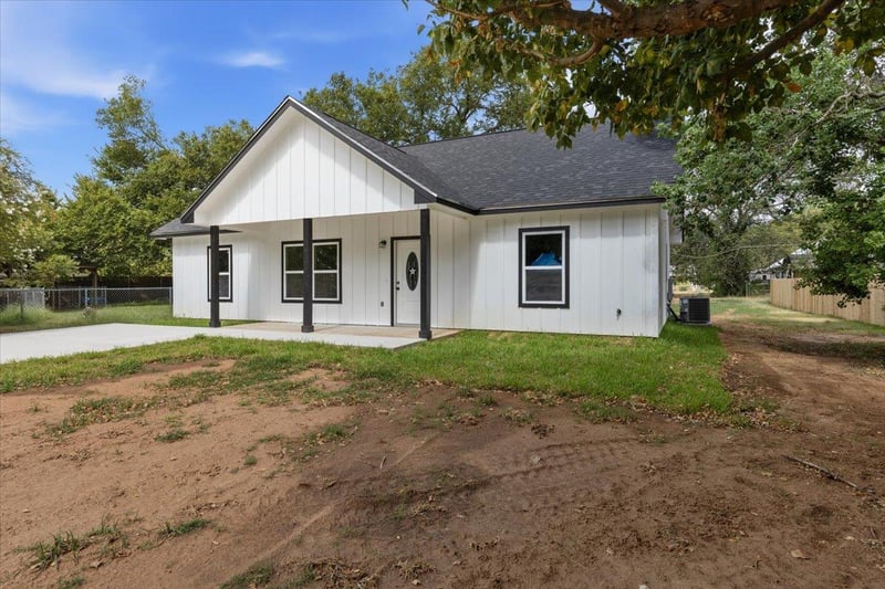 304 Lee ST, Smithville, TX 78957