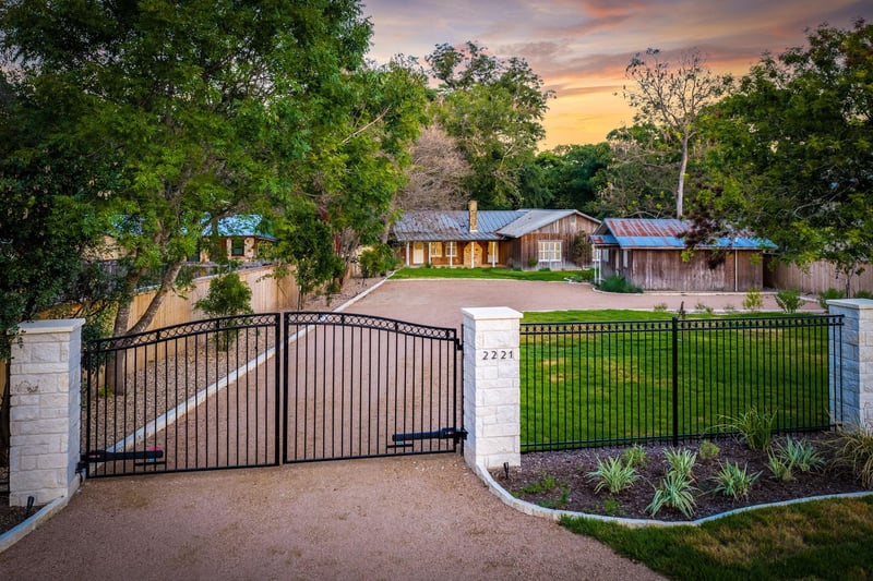 2221 Gruene RD, New Braunfels, TX 78130