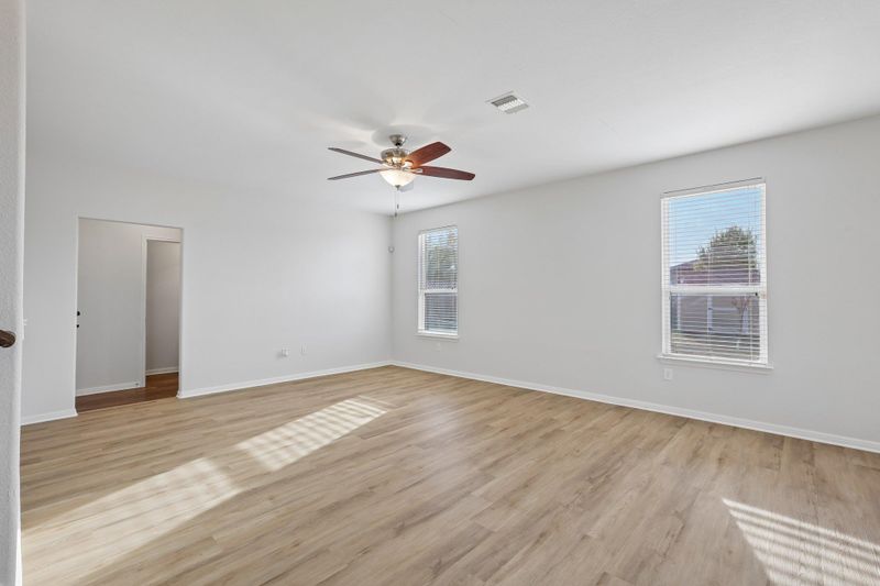 128 Leon River Loop, Hutto, TX 78634