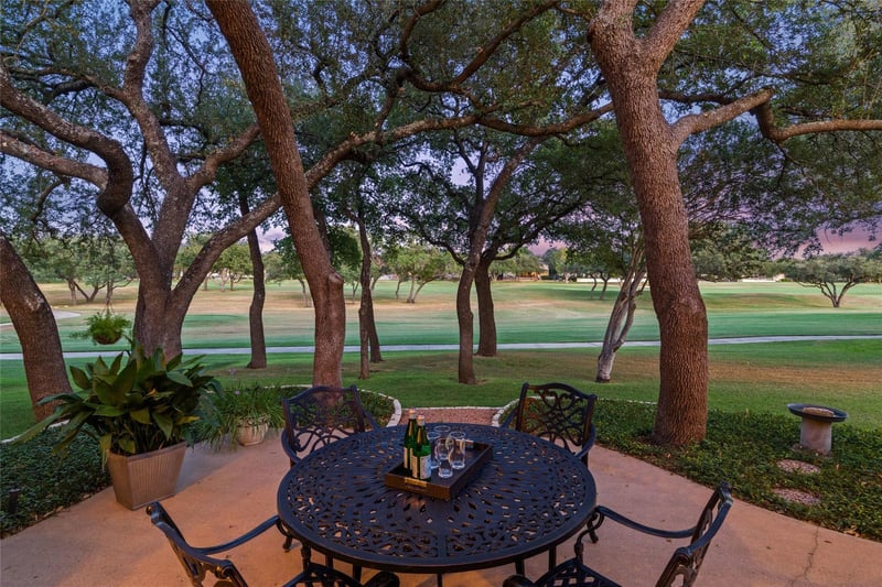 34 Tiburon DR, The Hills, TX 78738