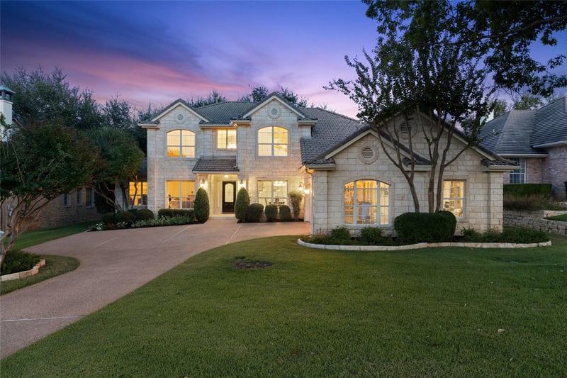 34 Tiburon DR, The Hills, TX 78738